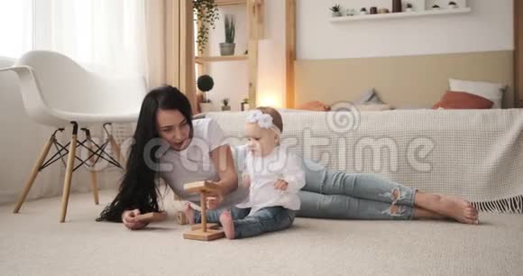 妈妈带着小女儿学玩玩具积木视频的预览图
