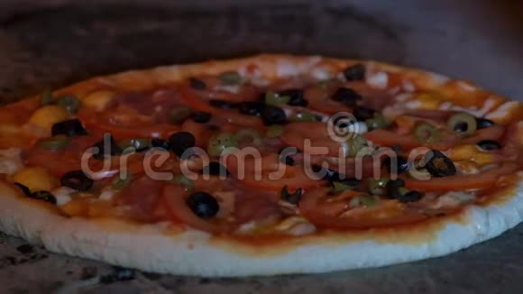意大利比萨与西红柿是在烤箱传统比萨饼烹饪在木材烧烤炉在餐厅视频的预览图