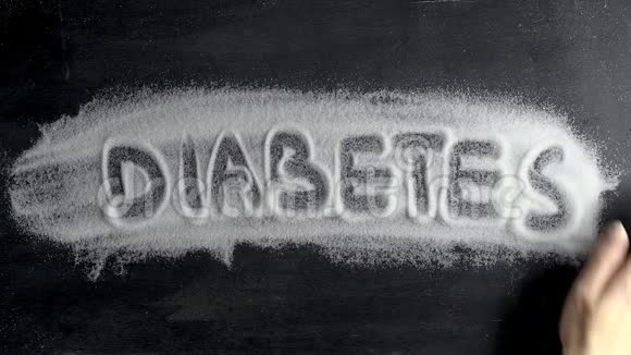 女人手擦去糖尿病这个词放下西兰花停止糖尿病健康食品视频的预览图