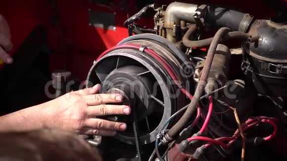 一名工人用手指着空气冷却发动机解释它是如何转动涡轮的以及这个古老的发动机是如何运转的视频的预览图