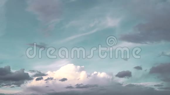 黄昏的时光流逝绿松石般的天空带着移动的小云覆盖着天堂4K段视频的预览图