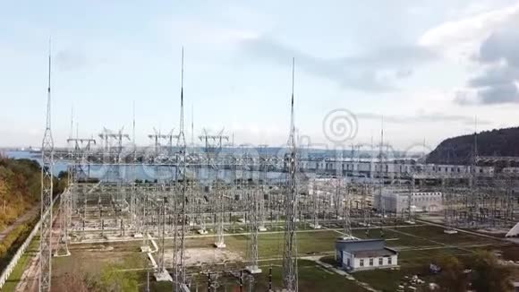 水电厂带电缆和电线的高压电力站视频的预览图