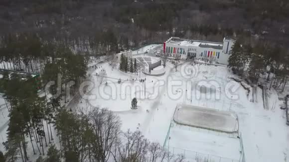 冬季森林儿童娱乐营地无人机正在飞行视频的预览图