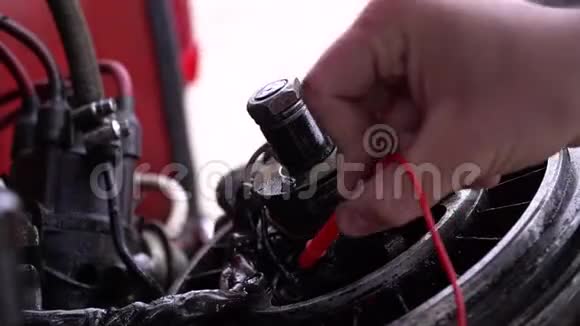 用电压表检查脏发动机部分的电压人手检查风冷发动机的电压视频的预览图