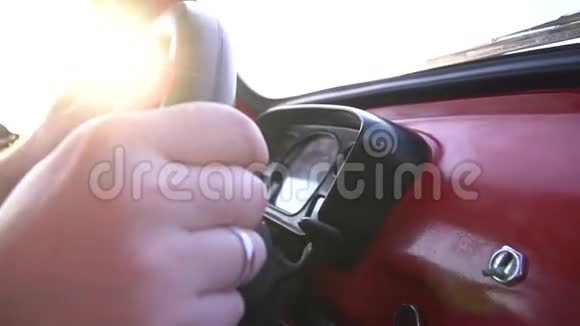 黑色方向盘已婚男人手上拿着戒指开着红色复古车镜头里阳光灿烂里面的车视频的预览图