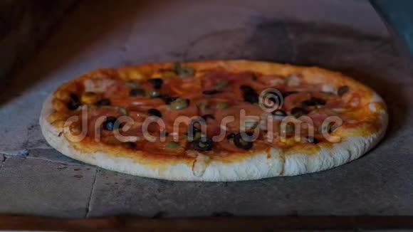 意大利比萨与西红柿是在烤箱传统比萨饼烹饪在木材烧烤炉在餐厅视频的预览图