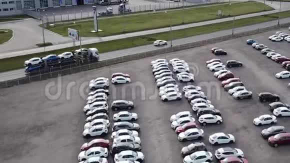 汽车运输或卡车从停车场运输视频的预览图