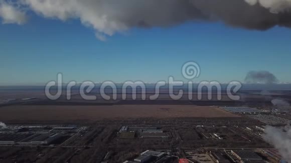 工厂烟囱冒着浓浓的白烟笼罩着晴朗的蓝天视频的预览图