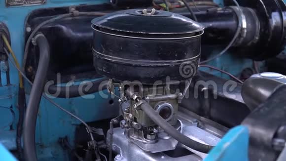 旧化油器发动机使用复古蓝色汽车旧汽车发动机舱的视图视频的预览图