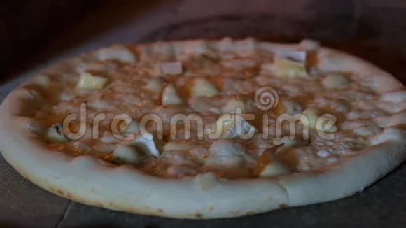 意大利比萨饼和4个奶酪是在烤箱传统的比萨饼烹饪在木材烧烤炉在餐厅视频的预览图