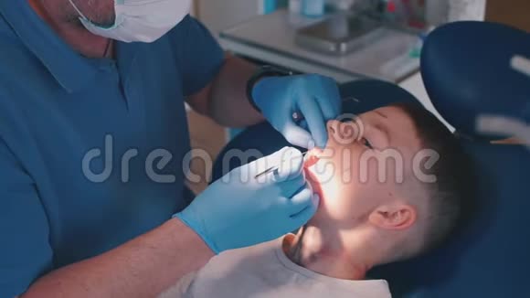 牙医用仪器孩子刷牙视频的预览图