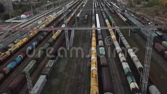 火车站的货运列车铁路货物运输公司视频的预览图