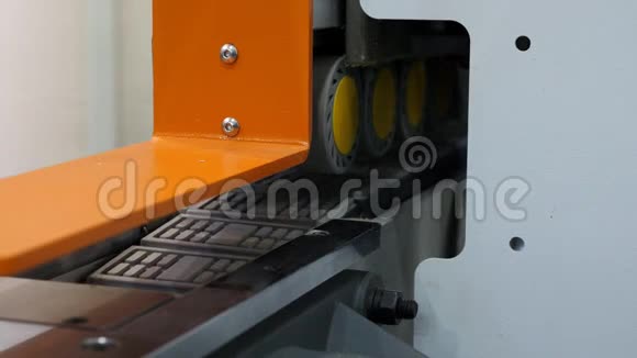 自动化工业设备的特写移动部分的输送机皮带视频的预览图
