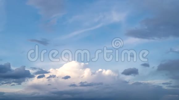 黄昏的时光掠过蓝天移动的云彩和巨大的暴风雨雨云覆盖着天堂4K段视频的预览图
