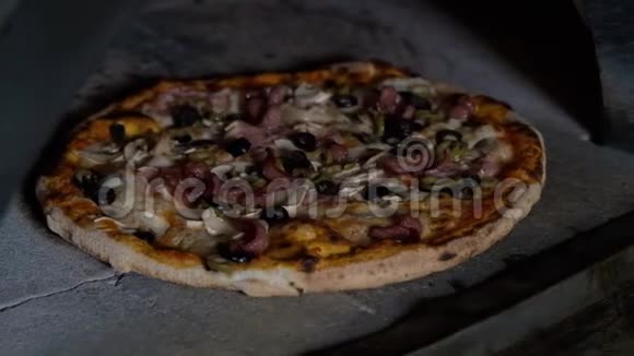 意大利比萨饼是在烤箱里煮的传统的比萨饼是在餐馆用木头烤的烤箱里煮的视频的预览图