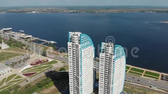 伏尔加格勒市的中央堤岸和房子的猩红色从鸟瞰视频的预览图