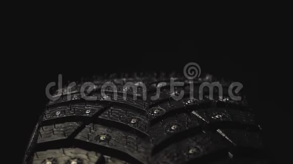 黑色背景下镶嵌的汽车冬季轮胎视频的预览图