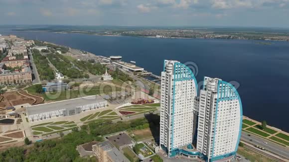 伏尔加格勒市的中央堤岸和房子的猩红色从鸟瞰视频的预览图