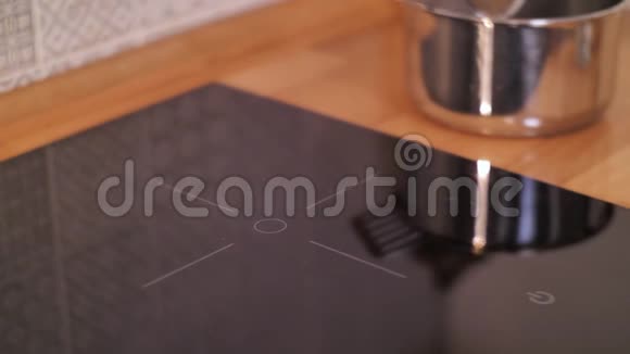 打开感应槽用全息法调节能量技术厨房视频的预览图