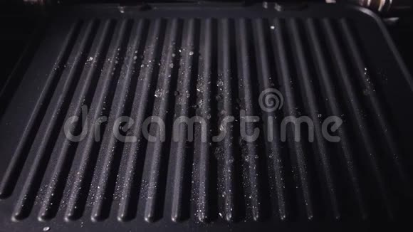 肮脏的电烤架男性用布烤架擦拭用抹布清洗电动烤架脏盘细节在人身上视频的预览图