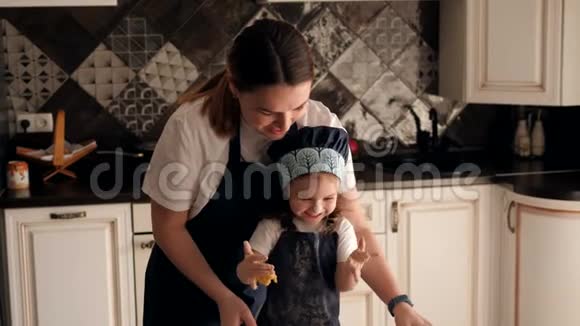 妈妈带着女儿准备饼干女孩脏手考验和大笑视频的预览图