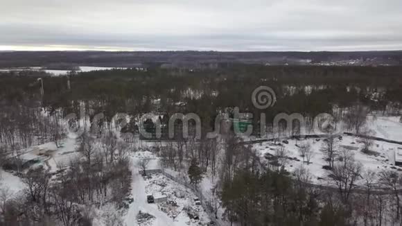 冬季森林中的休闲旅游小屋建筑空中射击视频的预览图