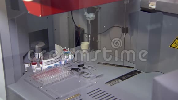 自动化机器正在制造新病毒的疫苗流行病视频的预览图