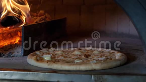 意大利比萨饼和4个奶酪是在烤箱传统的比萨饼烹饪在木材烧烤炉在餐厅视频的预览图