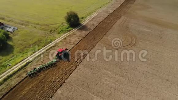 拖拉机上的农民用耙子播种耕种土地准备播种视频的预览图