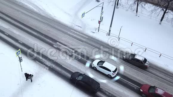 冬季检查标志车辆行驶在覆盖的冰雪道上视频的预览图
