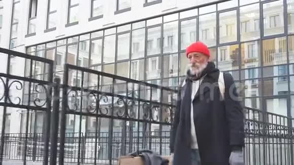 孤独的流浪汉穿着旧衣服在城市昂贵的地区游荡视频的预览图