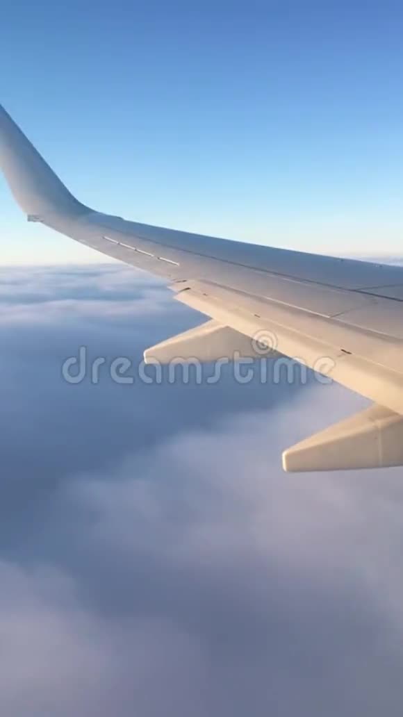 空中飞机的机翼从一个伟大的高度来看视频的预览图