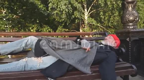 成熟男人70岁有胡子早上躺在长凳上视频的预览图
