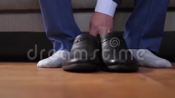 商人的衣服鞋子男人准备工作新郎婚礼前的早晨视频的预览图