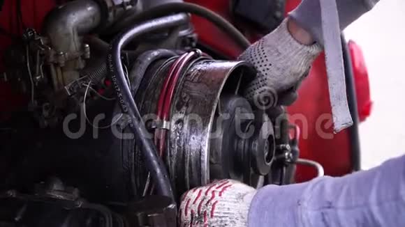工作人员戴白色工作手套从空气冷却汽车的复古发动机上取下涡轮视频的预览图