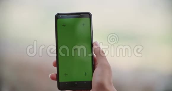 浪漫情侣在阿西西农村小镇自拍或使用绿色屏幕智能手机设备肖像中镜头视频的预览图