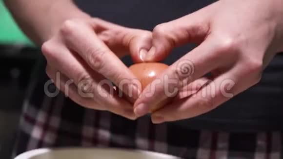 接着女孩的手把蛋黄和蛋白质分开然后将蛋黄放入透明碗中一个女人视频的预览图