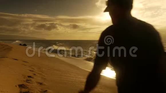 冲浪者拿着冲浪板在夏威夷海滩上散步视频的预览图