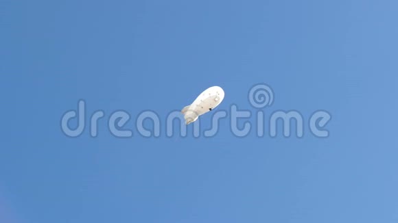 飞艇在天空中是白色的摄像机安装在飞艇上视频的预览图