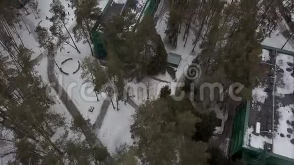 冬季森林度假酒店区域空中射击视频的预览图