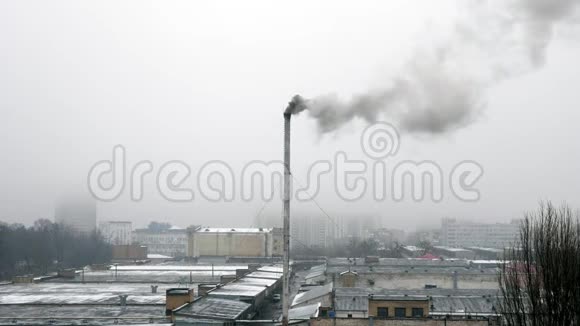 空气污染灰色天空的工业区管道中的暗烟忧郁的城市景观视频的预览图