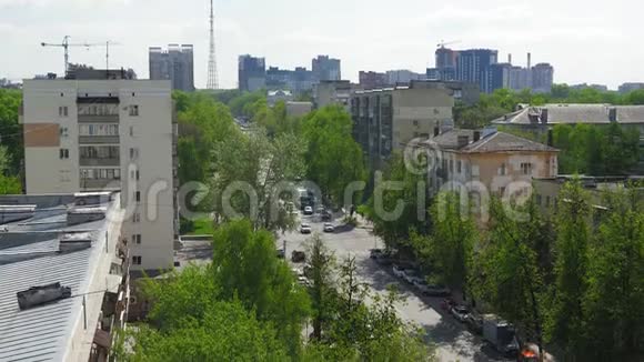从大楼屋顶到俄罗斯城市的街道的景色晴朗的夏日视频的预览图