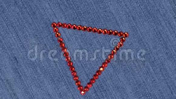 珍贵的闪闪发光的红色莱茵石呈三角形轮换视频的预览图