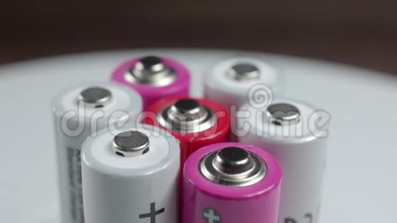粉色和白色电池的正能量视频的预览图