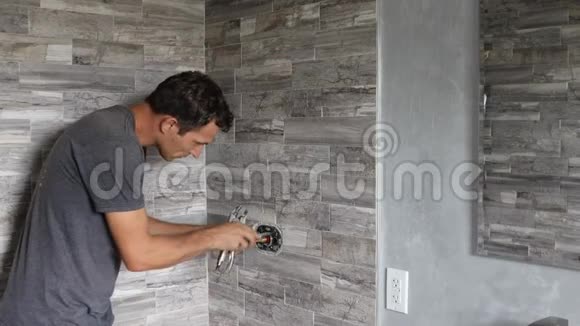 水管固定淋浴工人在浴室修理淋浴视频的预览图