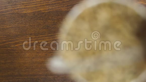 全桶黑麦颗粒掉落慢动作水桶落在木地板上上景一个桶撞了视频的预览图