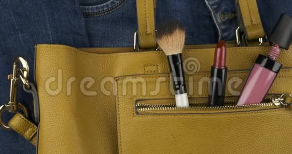 全景从一个女人的袋子里拿出化妆品视频的预览图