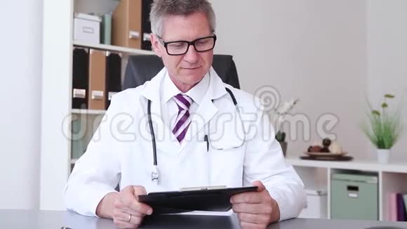一位男性医生竖起大拇指视频的预览图