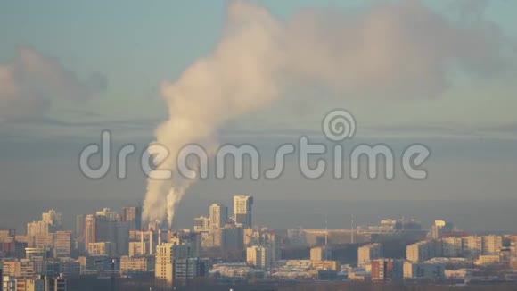 城市管道在城市天际线上向大气排放蒸汽视频的预览图