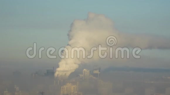 城市管道在城市天际线上向大气排放蒸汽视频的预览图